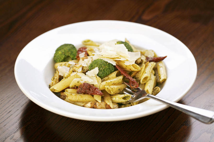 面食,奶酪,通心粉,无人,横图,俯视,室内,特写,白天,西餐,餐桌,桌子,蔬菜,西红柿,餐具,阴影,新鲜,反射,木制,叉子,碟子,盘,影子,花菜,花椰菜,西兰花,鸡肉,面,肉,通心面,干酪,起司,料理,食品,芝士,营养,肉类,食物,两个,盘子,木制品,碟,乳酪,西式,有机食品,绿色食品,餐台,椰菜花,乳制品,发酵,肉食,餐叉,甘蓝花,进餐用具,番茄,彩图,高角度拍摄