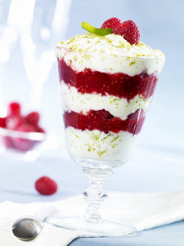 无人,竖图,室内,特写,白天,正面,餐桌,桌子,杯子,水果,玻璃,一堆,阴影,堆叠,堆积,朦胧,模糊,新鲜,反射,影子,生食,食品,冰激凌,果实,清凉,玻璃制品,食物,两个,红色,容器,水杯,碗,冷饮,舒服,冰淇淋,有机食品,绿色食品,餐台,储藏,堆,解暑,储存,解渴,雪糕,山莓,树莓,三月泡,四月泡,山抛子,刺葫芦,悬钩子,馒头菠,高脚菠,龙船泡,泡儿刺,舒爽,冰糕,消暑,玻璃杯,彩图,贮存