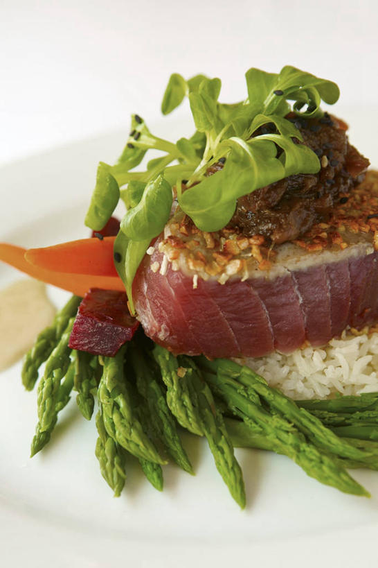 无人,竖图,俯视,室内,特写,白天,白色背景,餐桌,桌子,芦笋,蔬菜,洋葱,餐具,阴影,新鲜,反射,碟子,盘,影子,肉,鱼肉,芝麻,食品,鲔鱼,金枪鱼,肉类,食物,一个,盘子,碟,摄影,有机食品,绿色食品,影棚,单个,餐台,吞拿鱼,玉葱,肉食,脂麻,胡麻,白麻,巨胜子,油麻,猪尾巴,圆葱,药鸡豆子,洋葱头,石刁柏,球葱,蚂蚁杆,龙须菜,狼尾巴根,葱头,彩图,高角度拍摄,影棚拍摄,拍摄