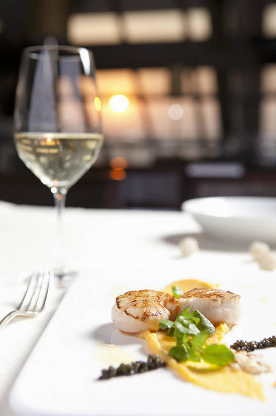 海鲜,鱼子酱,红酒,葡萄酒,无人,竖图,俯视,室内,特写,白天,烹饪,中餐,餐桌,桌子,杯子,餐具,阴影,朦胧,模糊,反射,叉子,碟子,高脚杯,盘,影子,虾,鱼卵,料理,食品,红酒杯,白葡萄酒,酒类,一杯,鱼籽,水产,菜肴,美食,大虾,海洋生物,玻璃制品,酒,食物,饮料,盘子,酒杯,碟,四个,中式,佳肴,对虾,餐台,葡萄酒杯,水生动物,海产品,水生物,海底动物,餐叉,斑节虾,东方对虾,中国对虾,玻璃杯,进餐用具,彩图,高角度拍摄