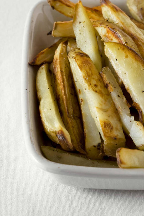 无人,竖图,俯视,室内,特写,白天,白色背景,烹饪,西餐,餐桌,桌子,蔬菜,土豆,一堆,许多,阴影,堆叠,堆积,新鲜,反射,影子,陶瓷,料理,食品,陶瓷制品,很多,薯条,菜肴,美食,食物,一个,容器,碗,快餐,西式,摄影,佳肴,有机食品,绿色食品,影棚,单个,餐台,储藏,堆,储存,西式快餐,垃圾食品,馍馍蛋,洋芋,山药蛋,马铃薯,彩图,高角度拍摄,影棚拍摄,拍摄,贮存