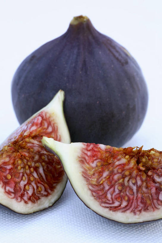 无人,竖图,俯视,室内,特写,白天,白色背景,餐桌,桌子,无花果,水果,切开,阴影,新鲜,反射,影子,生食,食品,果实,食物,三个,紫色,切,摄影,有机食品,绿色食品,影棚,餐台,剖面,切面,映日果,树地瓜,奶浆果,蜜果,彩图,高角度拍摄,影棚拍摄,拍摄