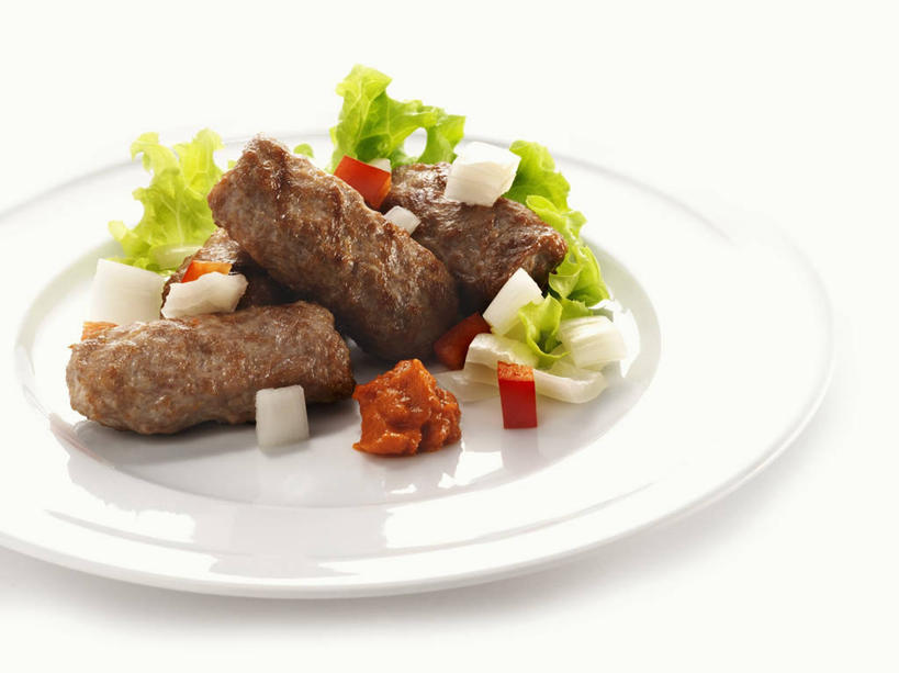 无人,横图,俯视,室内,特写,白天,白色背景,餐桌,桌子,蔬菜,餐具,阴影,新鲜,反射,碟子,盘,影子,肉,食品,烤肉,猪肉,肉类,食物,一个,盘子,碟,摄影,有机食品,绿色食品,影棚,单个,餐台,肉食,豚肉,彩图,高角度拍摄,影棚拍摄,拍摄