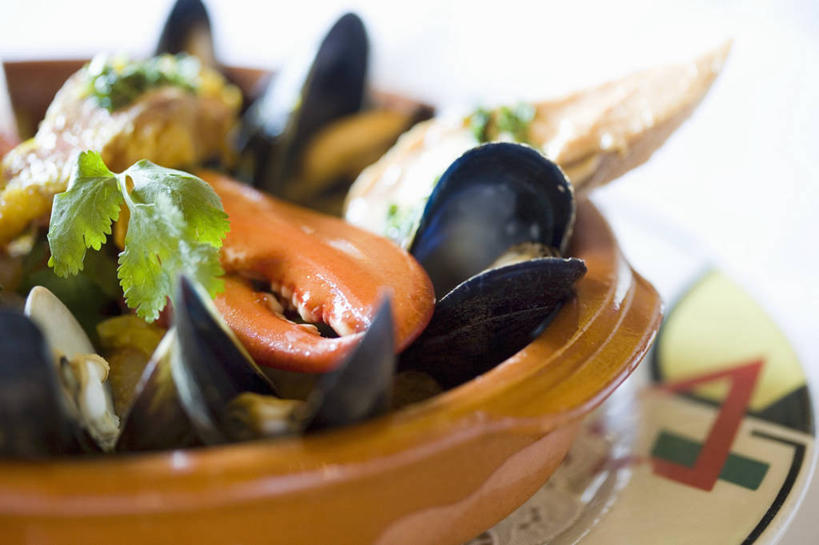 海鲜,龙虾,无人,横图,俯视,室内,特写,白天,餐桌,桌子,贝壳,叶子,一堆,许多,阴影,堆叠,堆积,装饰,反射,影子,陶瓷,虾,绿叶,陶瓷制品,很多,水产,海洋生物,一个,容器,碗,嫩叶,单个,餐台,储藏,堆,华丽,修饰,点缀,配菜,储存,水生动物,海产品,贻贝,水生物,海底动物,衬托,美观,雅致,雅观,海虹,淡菜,壳菜,青口,叶,叶片,彩图,高角度拍摄,贮存