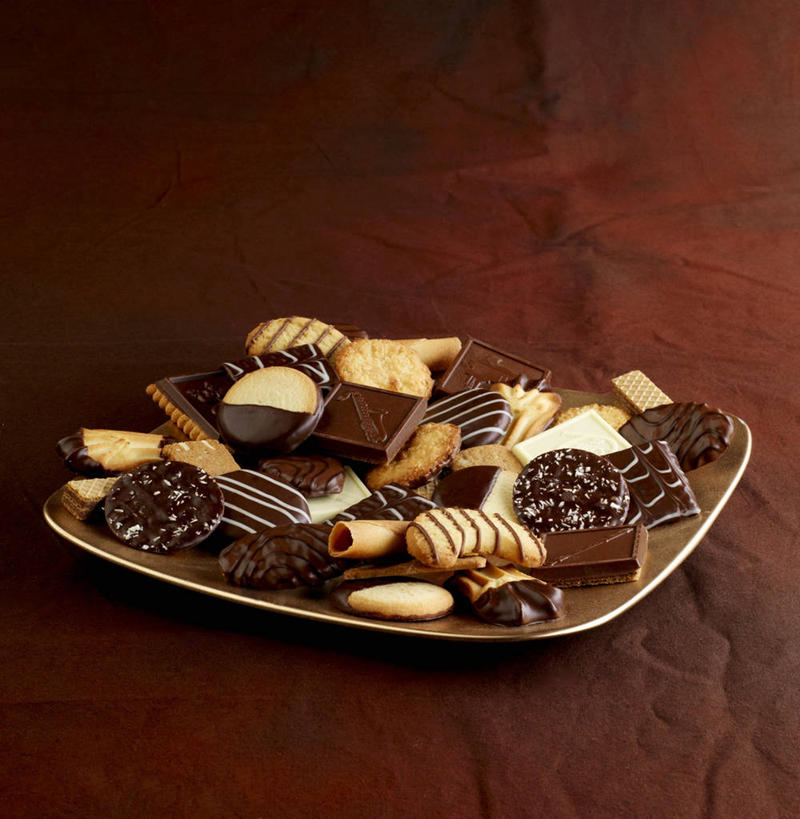 点心,无人,竖图,俯视,室内,特写,白天,餐桌,桌子,餐具,一堆,许多,阴影,堆叠,堆积,反射,碟子,盘,影子,食品,曲奇,很多,食物,一个,盘子,碟,饼干,零食,单个,餐台,堆,曲奇饼,曲奇饼干,彩图,高角度拍摄