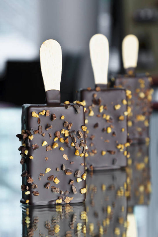 无人,竖图,俯视,室内,特写,白天,餐桌,桌子,三根,一排,阴影,朦胧,模糊,整齐,反射,影子,食品,糖,糖果,冰激凌,甜点,甜品,清凉,食物,排列,甜食,冷饮,巧克力,舒服,冰淇淋,餐台,朱古力,黑巧克力,解暑,队列,解渴,雪糕,舒爽,冰糕,消暑,彩图,高角度拍摄