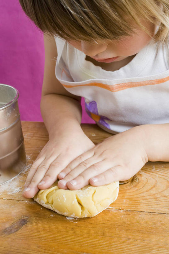 西方人,儿童,一个人,站,竖图,俯视,室内,白天,纯洁,餐桌,桌子,欧洲,欧洲人,仅一个男性,仅一个人,握,阴影,服装,反射,粉末,影子,面粉,拿,粮食,拿着,注视,休闲装,小孩,衣服,观察,看,站着,仅一个小孩,休闲,休闲服,粉,可爱,童年,童趣,握着,服饰,餐台,观看,农产品,察看,关注,童真,烂漫,无邪,原材料,粉状,天真,男孩,男人,男性,白种人,孩子,站立,半身,彩图,高角度拍摄,男生