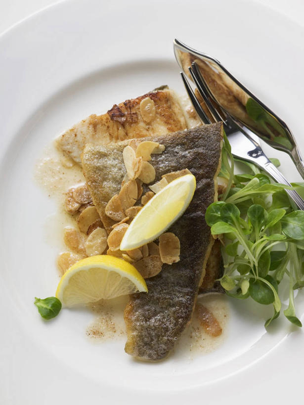 无人,竖图,俯视,室内,特写,白天,白色背景,餐桌,桌子,鳟鱼,杏仁,餐具,水果,阴影,新鲜,反射,碟子,盘,影子,肉,生食,油炸,鱼肉,食品,果实,肉类,食物,一个,盘子,碟,摄影,有机食品,绿色食品,影棚,单个,餐台,肉食,酸橙,鮅,赤眼鱼,红目鳟,红眼棒,代代,杏子,杏梅仁,杏核仁,木落子,苦杏仁,野草鱼,橙子,橙,彩图,高角度拍摄,影棚拍摄,拍摄