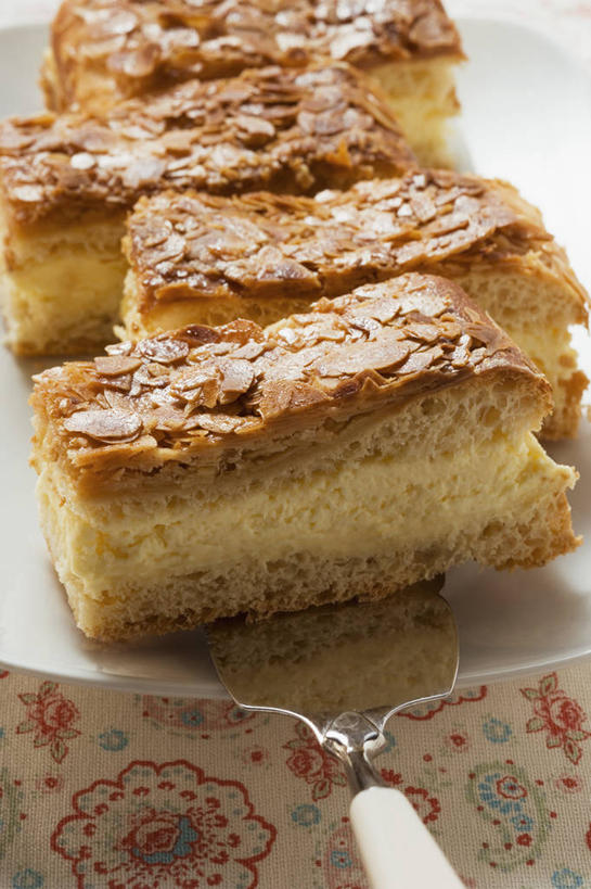 点心,无人,竖图,俯视,室内,特写,白天,下午茶,餐桌,桌子,餐具,一排,切开,阴影,整齐,反射,碟子,盘,影子,食品,食物,糕点,排列,一个,盘子,碟,切,四块,单个,餐台,队列,剖面,切面,彩图,高角度拍摄,蛋糕