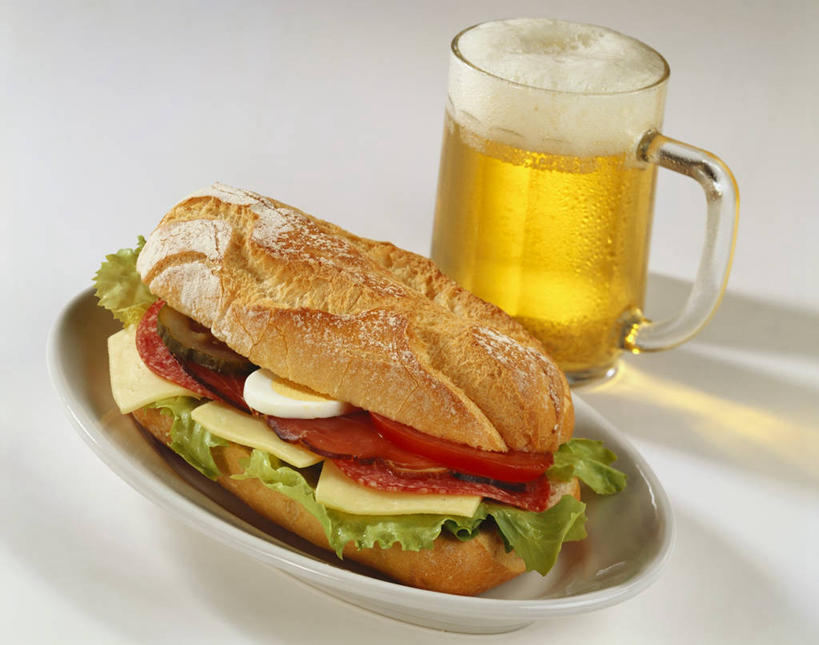 点心,面包,奶酪,啤酒,无人,横图,俯视,室内,特写,白天,白色背景,烹饪,西餐,餐桌,桌子,蔬菜,西红柿,杯子,餐具,阴影,新鲜,反射,碟子,盘,影子,生菜,莴苣,蛋,鸡蛋,肉,干酪,起司,三明治,料理,食品,面点,酒类,芝士,一杯,营养,火腿,猪肉,菜肴,美食,肉类,玻璃制品,酒,食物,腌制,糕点,饮料,两个,一个,盘子,酒杯,啤酒杯,碟,快餐,乳酪,西式,摄影,佳肴,有机食品,绿色食品,影棚,单个,餐台,乳制品,发酵,肉食,西式快餐,小圆面包,三文治,豚肉,草鸡蛋,春菜,鹅仔菜,莴仔菜,千金菜,卵,叶用莴苣,熏制,火肉,兰熏,猪腿,玻璃杯,番茄,彩图,高角度拍摄,影棚拍摄,拍摄