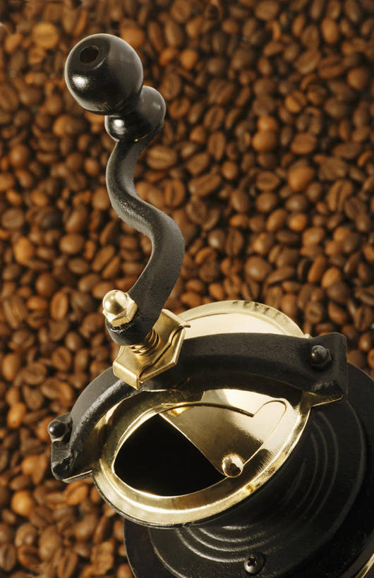 咖啡,无人,竖图,俯视,室内,特写,白天,植物,餐桌,桌子,豆,一堆,许多,阴影,堆叠,堆积,反射,电器,工具,影子,豆类,豆子,褐色,很多,设备,咖啡豆,冲泡,餐台,堆,一台,家电,家用电器,咖啡机,磨粉,豆科,咖啡因,彩图,高角度拍摄,清除,压粉,装粉