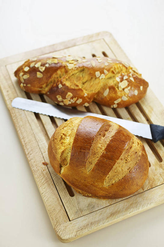 点心,面包,无人,竖图,俯视,室内,特写,白天,白色背景,餐桌,桌子,金属制品,一把,一块,阴影,反射,金属,木制,工具,影子,食品,面点,案板,刀具,砧板,食物,糕点,两个,木制品,刀,摄影,影棚,餐台,菜刀,小圆面包,切菜刀,彩图,高角度拍摄,影棚拍摄,拍摄