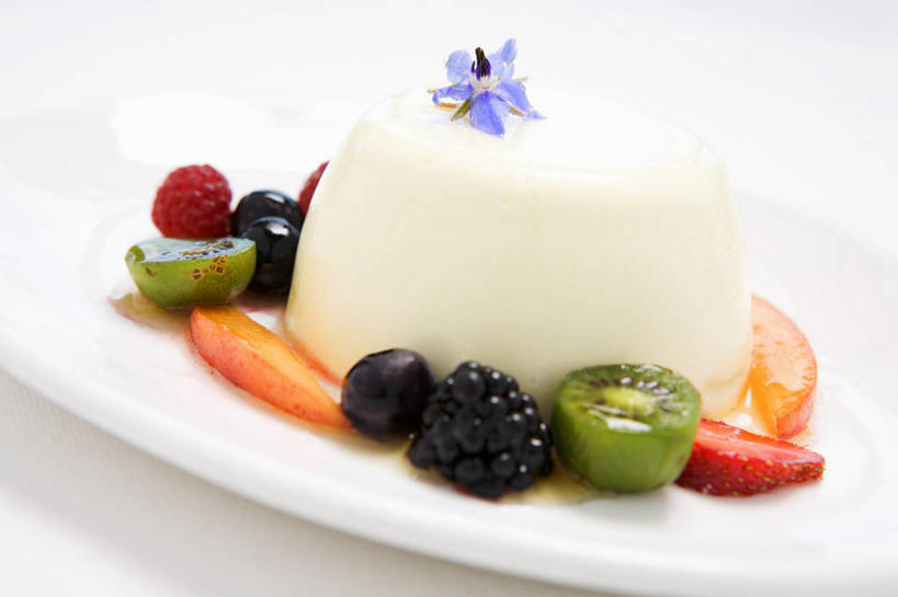 点心,无人,横图,俯视,彩色,室内,特写,白天,白色背景,餐桌,桌子,草莓,浆果,蓝莓,餐具,水果,阴影,新鲜,装饰,盛开,反射,碟子,盘,影子,桑葚,桑椹,生食,食品,布丁,甜点,甜品,果实,花蕾,花,花瓣,花朵,鲜花,食物,一朵,一个,紫色,盘子,碟,果冻,甜食,零食,花苞,花蕊,覆盆子,摄影,有机食品,绿色食品,影棚,单个,餐台,华丽,修饰,点缀,山莓,树莓,啫喱,三月泡,四月泡,山抛子,刺葫芦,悬钩子,馒头菠,高脚菠,龙船泡,泡儿刺,衬托,美观,雅致,雅观,洋莓,水果皇后,山都柿,蓝浆果,蓝靛果,红莓,地莓,彩图,高角度拍摄,影棚拍摄,拍摄