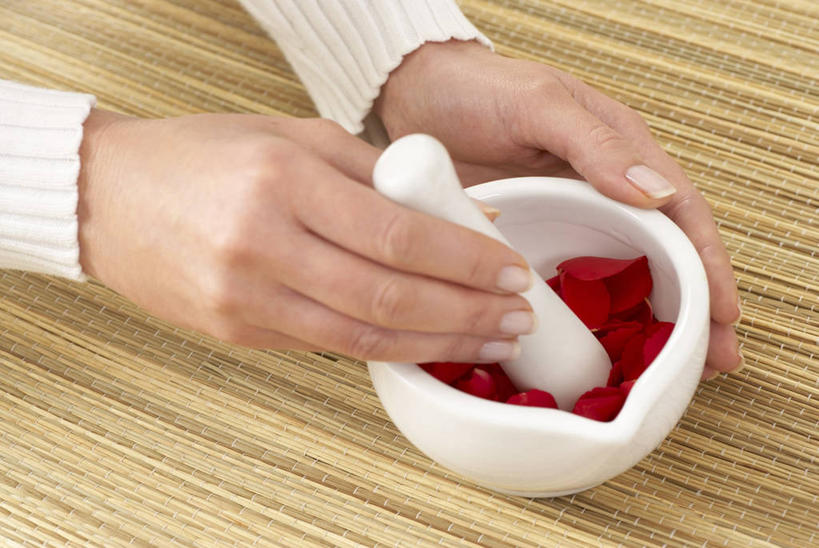 西方人,手,一个人,横图,俯视,室内,特写,白天,毛衣,爱情,幸福,纯洁,热情,餐桌,桌子,玫瑰,欧洲,欧洲人,双手,仅一个年轻女性,仅一个女性,仅一个人,握,阴影,服装,盛开,反射,影子,陶瓷,玫瑰花,陶瓷制品,浪漫,拿,花蕾,拿着,花,花瓣,花朵,鲜花,衣服,红色,花苞,花蕊,温暖,温馨,手部,器皿,恩爱,握着,服饰,餐台,和睦,研磨,衣着,臼杵,穿着,感动,线衫,研杵,研钵,尊敬,臼,衣饰,天真,刺玫花,徘徊花,年轻女性,女人,女性,白种人,半身,彩图,高角度拍摄,绒衣,套衫,套头毛衣,线衣,融洽