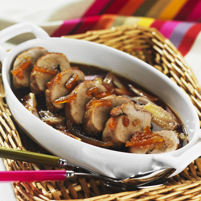 无人,交叉,方图,俯视,室内,特写,白天,餐桌,桌子,竹子,水果,阴影,竹制,新鲜,编织,反射,篮子,影子,勺子,陶瓷,调料,酱料,酱汁,肉,生食,佐料,食品,果实,陶瓷制品,调味品,调味料,猪肉,酱,肉类,食物,餐巾,容器,竹篮,调羹,汤匙,碗,四个,有机食品,绿色食品,餐台,储藏,竹条,交织,竹制品,甜橙,储存,里脊肉,肉食,豚肉,穿插,保洁方巾,口布,橙子,橙,彩图,高角度拍摄,里脊,猪里脊肉,鹄壳,黄橙,黄果,金橙,金环,金球,糖橙,贮存