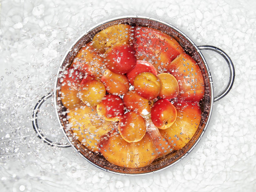 无人,横图,俯视,室内,特写,白天,白色背景,水,餐桌,桌子,杏,水果,一堆,许多,阴影,堆叠,堆积,飞溅,新鲜,溅,反射,滤器,液体,影子,勺子,水滴,生食,食品,果实,很多,水珠,食物,一个,橙色,摄影,有机食品,绿色食品,影棚,单个,餐台,堆,喷洒,漏勺,杏果,杏子,彩图,高角度拍摄,影棚拍摄,拍摄