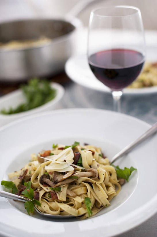 面食,面条,意大利面,红酒,葡萄酒,无人,竖图,俯视,室内,特写,白天,西餐,餐桌,桌子,芹菜,蔬菜,杯子,餐具,许多,阴影,朦胧,模糊,新鲜,反射,叉子,碟子,高脚杯,盘,影子,朝鲜蓟,面,肉,料理,食品,红酒杯,酒类,很多,一杯,培根,猪肉,肉类,玻璃制品,酒,食物,饮料,盘子,酒杯,碟,红葡萄酒,洋蓟,西式,有机食品,绿色食品,荷兰芹,欧芹,香芹,餐台,葡萄酒杯,肉食,餐叉,豚肉,法香,巴西利,洋香菜,洋芫荽,法国香菜,旱芹菜,番荽,玻璃杯,进餐用具,彩图,高角度拍摄,烟肉,腌熏,菜蓟,法国百合,球洋蓟,蔬菜之皇,洋百合