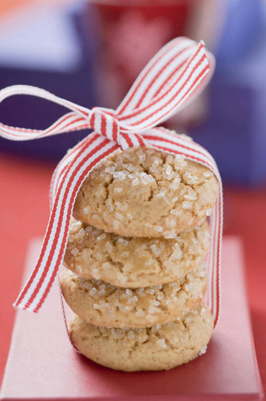 点心,无人,竖图,俯视,室内,特写,白天,餐桌,桌子,一排,阴影,朦胧,模糊,整齐,装饰,反射,粉末,丝绸,丝带,影子,调料,食品,糖,缎带,调味品,曲奇,调味料,绸带,食物,排列,蝴蝶结,饼干,零食,粉,四块,餐台,堆,华丽,修饰,点缀,队列,曲奇饼,曲奇饼干,糖粉,衬托,美观,雅致,雅观,粉状,粉剂,彩图,高角度拍摄,糖类