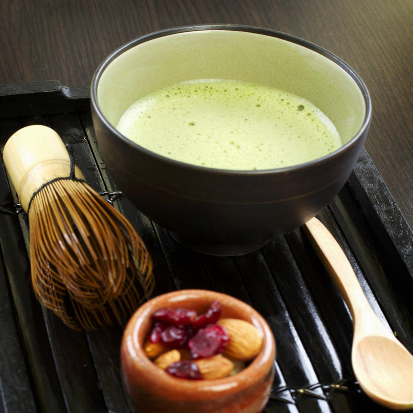 无人,方图,俯视,室内,特写,白天,幸福,餐桌,茶,桌子,杏仁,杯子,阴影,反射,影子,勺子,绿茶,茶叶,一杯,娱乐,茶具,水杯,调羹,汤匙,四个,享受,休闲,温馨,放松,乐趣,餐台,茶筅,提神,舒适,醒脑,茶叶搅拌器,茶杯,杏子,杏梅仁,杏核仁,木落子,苦杏仁,彩图,高角度拍摄,不发酵茶,苦茗