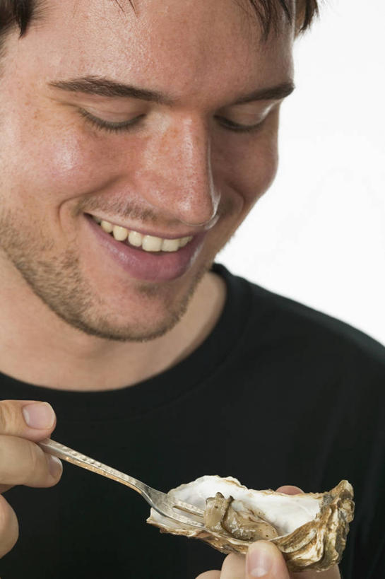 海鲜,西方人,脸,头,脸颊,手,一个人,笑,微笑,露齿笑,竖图,室内,特写,白天,白色背景,正面,欧洲,欧洲人,仅一个男性,仅一个人,仅一个中年男性,握,服装,勺子,牡蛎,拿,拿着,注视,休闲装,水产,肩膀,海洋生物,衣服,黑色,调羹,汤匙,观察,看,休闲,手部,休闲服,握着,摄影,服饰,影棚,观看,单手,生蚝,察看,关注,水生动物,海产品,水生物,海底动物,男人,男性,中年男性,白种人,头部,脸部,脸蛋,面部,半身,彩图,影棚拍摄,拍摄