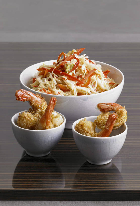 海鲜,无人,竖图,俯视,室内,特写,白天,烹饪,中餐,餐桌,桌子,辣椒,蔬菜,椰菜,卷心菜,阴影,新鲜,反射,影子,陶瓷,生食,蔬菜沙拉,虾,沙拉,料理,食品,陶瓷制品,色拉,水产,沙律,菜肴,美食,大虾,海洋生物,食物,三个,容器,碗,中式,甘蓝,佳肴,有机食品,绿色食品,对虾,餐台,色拉酱,储藏,储存,水生动物,海产品,千岛酱,水生物,彩椒,海底动物,斑节虾,辣角,红海椒,大椒,辣虎,广椒,东方对虾,中国对虾,甜椒,柿子椒,辣子,结球甘蓝,海椒,甘兰,番椒,灯笼椒,包心菜,彩图,高角度拍摄,贮存