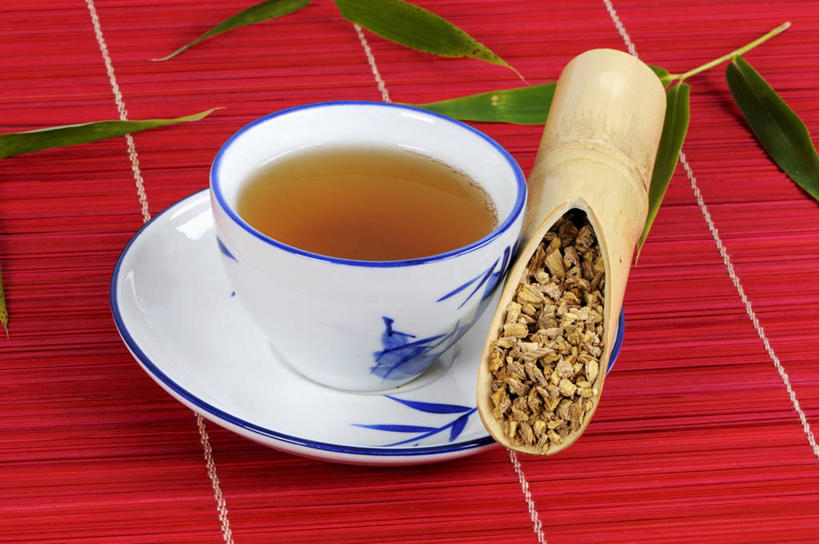 无人,横图,俯视,室内,特写,白天,幸福,植物,餐桌,茶,桌子,杯子,餐具,叶子,阴影,反射,木制,碟子,盘,纹理,影子,勺子,茶叶,绿叶,草药,药草,一杯,娱乐,中药,三个,绿色,盘子,木制品,水杯,调羹,碟,汤匙,享受,休闲,温馨,嫩叶,放松,乐趣,餐台,提神,舒适,醒脑,药材,中草药,中药材,本草,板蓝根,肌理,叶,叶片,叶脉,茶杯,彩图,高角度拍摄,北板蓝根,大青根,靛青根,蓝靛根,菘蓝