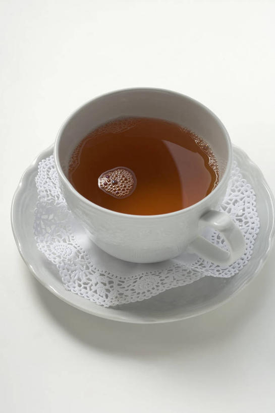 无人,竖图,俯视,室内,特写,白天,白色背景,幸福,餐桌,茶,桌子,杯子,餐具,阴影,反射,碟子,盘,影子,陶瓷,红茶,茶叶,陶瓷制品,一杯,娱乐,两个,盘子,水杯,碟,享受,休闲,温馨,放松,乐趣,摄影,影棚,餐台,提神,舒适,醒脑,茶杯,彩图,高角度拍摄,影棚拍摄,拍摄
