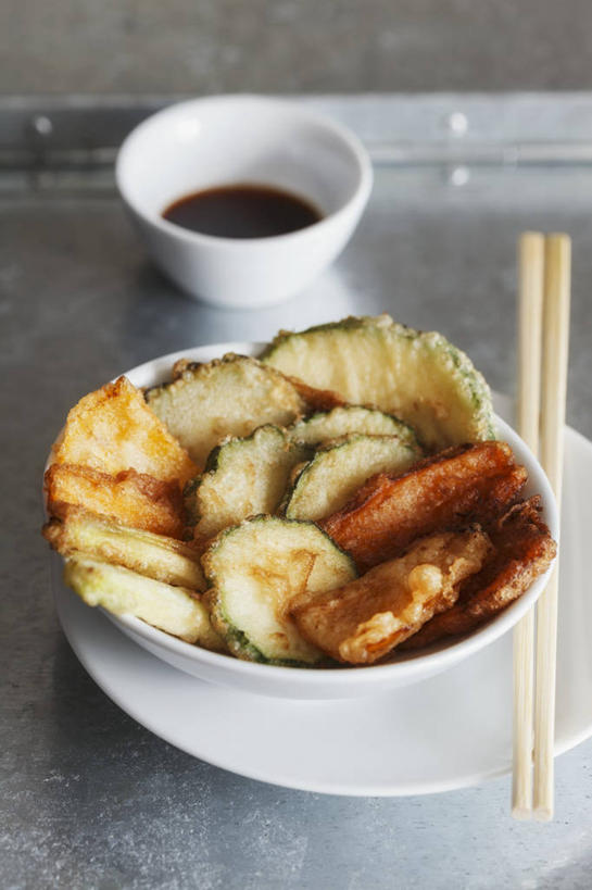无人,竖图,俯视,室内,特写,白天,烹饪,餐桌,筷子,桌子,餐具,一双,阴影,反射,碟子,粉末,盘,影子,陶瓷,调料,面粉,天妇罗,日本料理,料理,食品,陶瓷制品,调味品,粮食,调味料,文化,传统,酱油,菜肴,美食,食物,三个,盘子,容器,碟,碗,日式料理,日式,粉,佳肴,餐台,储藏,礼节,农产品,储存,礼仪,原材料,粉状,天麸罗,豉油,进餐用具,彩图,高角度拍摄,贮存
