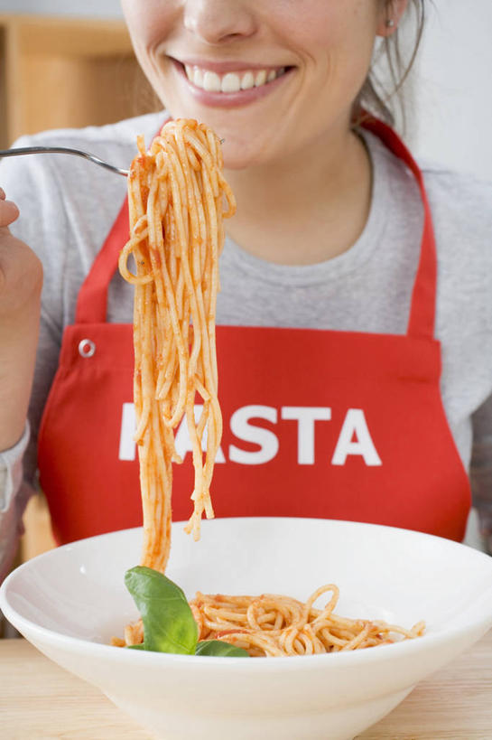 面食,面条,意大利面,西方人,一个人,坐,笑,微笑,露齿笑,竖图,室内,白天,正面,西餐,植物,餐桌,桌子,餐具,叶子,欧洲,欧洲人,仅一个年轻女性,仅一个女性,仅一个人,一把,一堆,许多,握,阴影,堆叠,堆积,服装,反射,英文,标志,叉子,围裙,文字,影子,字符,陶瓷,字母,面,香料,料理,食品,绿叶,草药,陶瓷制品,休闲装,标识,中药,食物,一个,衣服,红色,白色,容器,碗,香草,休闲,休闲服,嫩叶,西式,握着,服饰,单个,餐台,储藏,堆,英文字母,罗勒,储存,紫苏,药材,中草药,餐叉,九层塔,圣约瑟夫草,甜罗勒,兰香,中药材,本草,年轻女性,女人,女性,白种人,叶,叶片,进餐用具,坐着,彩图,贮存