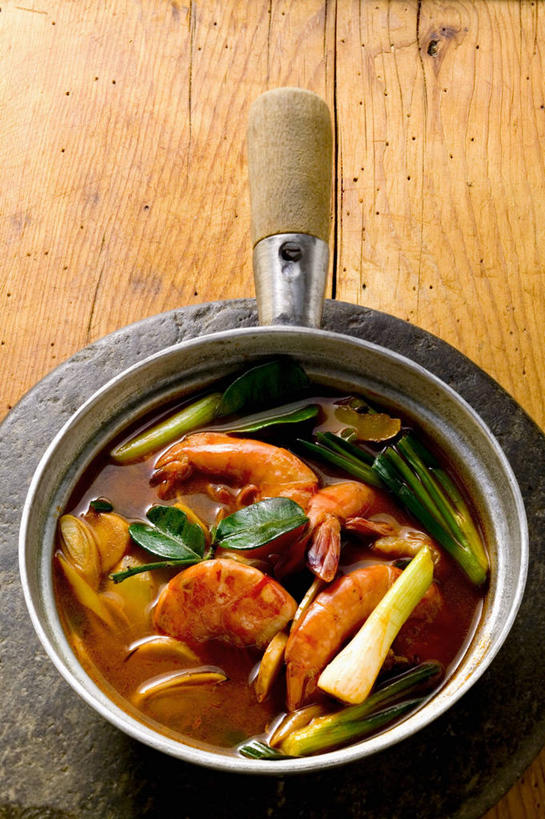 无人,竖图,俯视,室内,特写,白天,烹饪,餐桌,桌子,蔬菜,洋葱,厨具,金属制品,阴影,新鲜,反射,金属,木制,锅子,影子,汤,虾,料理,食品,案板,泰式,锅,菜肴,美食,大虾,泰国料理,砧板,食物,一个,木制品,佳肴,有机食品,绿色食品,对虾,单个,煎锅,餐台,锅具,玉葱,烹饪用具,斑节虾,泰菜,泰国菜,泰式料理,东方对虾,中国对虾,烹调用具,圆葱,洋葱头,球葱,葱头,烹调,彩图,高角度拍摄