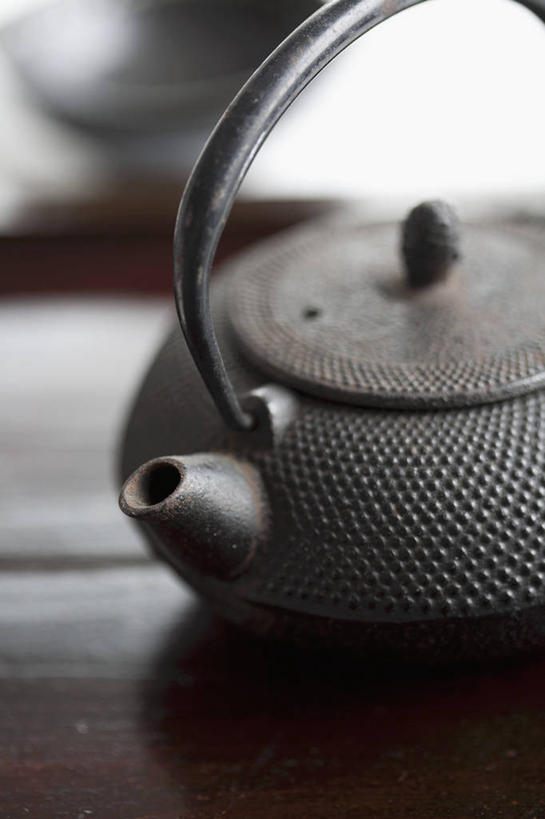 无人,竖图,俯视,室内,特写,白天,餐桌,桌子,静物,阴影,朦胧,模糊,反射,壶,影子,水壶,一个,茶壶,容器,单个,餐台,彩图,高角度拍摄