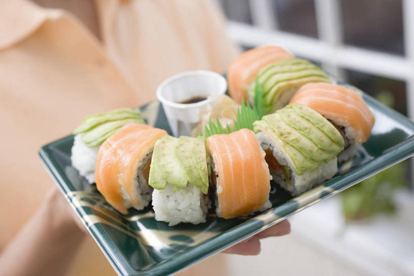 米饭,三文鱼,寿司,西方人,一个人,捧,横图,俯视,室内,特写,白天,烹饪,窗户,鲑鱼,餐具,欧洲,欧洲人,仅一个年轻女性,仅一个女性,仅一个人,一排,许多,阴影,服装,朦胧,模糊,整齐,反射,碟子,盘,影子,调料,肉,鱼肉,日本料理,料理,食品,饭,调味品,调味料,休闲装,酱油,菜肴,美食,肉类,玻璃窗,食物,排列,衣服,盘子,碟,日式料理,休闲,日式,休闲服,服饰,佳肴,大马哈鱼,五谷,队列,手握寿司,醋饭,肉食,握寿司,押寿司,撒蒙鱼,萨门鱼,冰海之皇,鲑,马哈鱼,麻哈鱼,大麻哈鱼,四喜饭,豉油,年轻女性,女人,女性,白种人,端,端着,捧着,手捧,半身,彩图,高角度拍摄