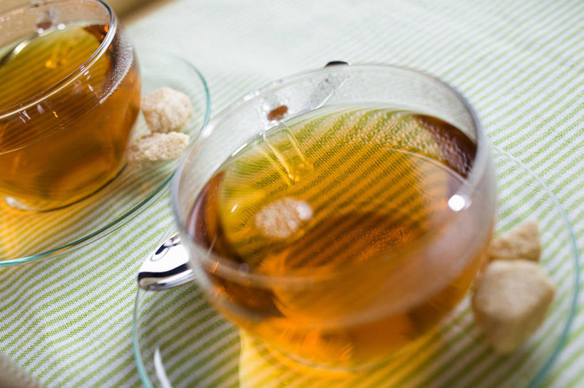 无人,横图,俯视,室内,特写,白天,幸福,餐桌,茶,桌子,杯子,餐具,玻璃,阴影,朦胧,模糊,反射,碟子,盘,影子,勺子,调料,茶叶,糖,调味品,两杯,调味料,娱乐,方糖,玻璃制品,盘子,水杯,调羹,碟,汤匙,享受,休闲,温馨,放松,乐趣,餐台,提神,舒适,醒脑,半方糖,白方糖,茶杯,彩图,高角度拍摄