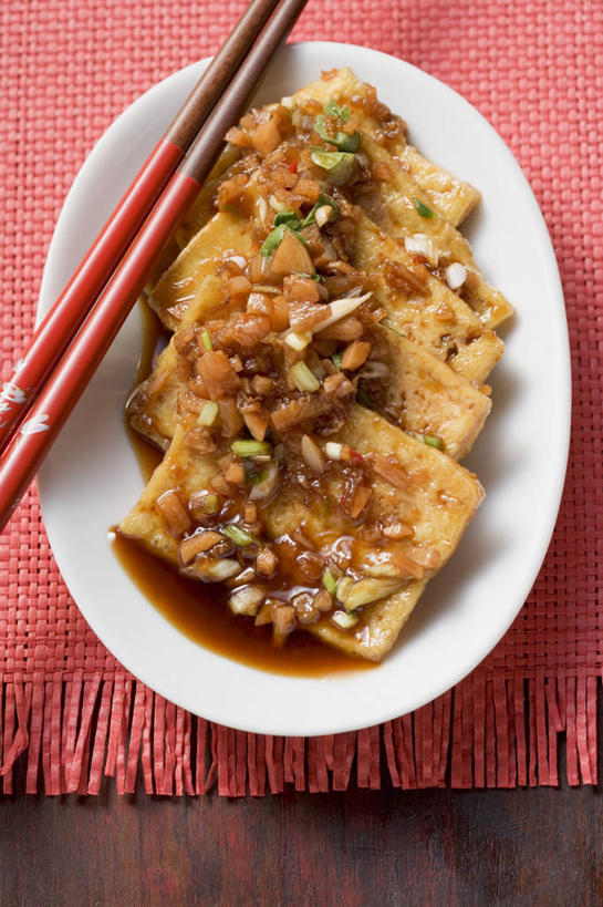 豆腐,无人,竖图,俯视,室内,特写,白天,烹饪,中餐,餐桌,筷子,桌子,蔬菜,蒜,餐具,一堆,一双,许多,阴影,堆叠,堆积,新鲜,反射,布料,碟子,盘,影子,调味,香料,佐料,料理,食品,蒜头,布纹,文化,传统,菜肴,美食,桌布,食物,一个,白色,盘子,餐巾,碟,台布,中式,佳肴,有机食品,绿色食品,单个,餐台,堆,礼节,配料,豆制品,礼仪,作料,胡蒜,进餐用具,大蒜,彩图,高角度拍摄