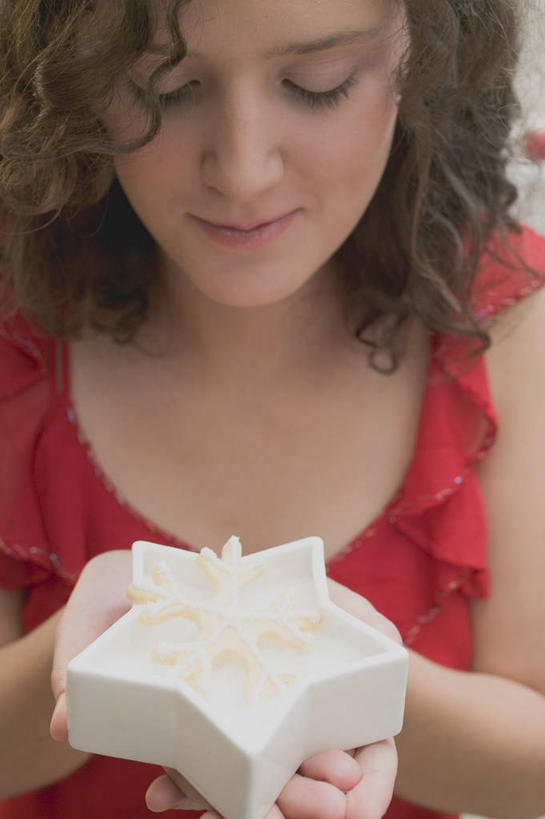 点心,西方人,一个人,站,捧,笑,微笑,竖图,室内,白天,正面,欧洲,欧洲人,仅一个年轻女性,仅一个女性,仅一个人,服装,星星,食品,曲奇,注视,休闲装,食物,一个,衣服,红色,饼干,零食,低头,观察,看,站着,休闲,星形,休闲服,服饰,单个,观看,察看,关注,五角形,曲奇饼,曲奇饼干,年轻女性,女人,女性,白种人,五角星,端,端着,捧着,手捧,站立,半身,彩图