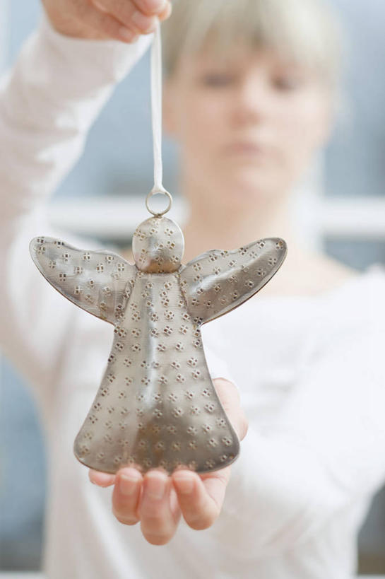 西方人,一个人,站,竖图,室内,白天,正面,毛衣,窗户,欧洲,圣诞节,欧洲人,仅一个年轻女性,仅一个女性,仅一个人,天使,握,节日,朦胧,模糊,庆祝,装饰,翅膀,挂饰,圣诞球,拿,拿着,注视,文化,玻璃窗,球,观察,看,站着,庆典,球体,握着,观看,纪念,华丽,修饰,点缀,察看,神圣,关注,善良,线衫,信徒,衬托,美观,雅致,雅观,使者,圣洁,年轻女性,女人,女性,白种人,站立,半身,彩图,绒衣,套衫,套头毛衣,线衣