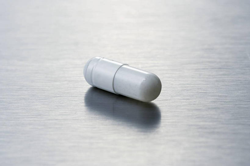 无人,横图,俯视,室内,特写,白天,安全,桌面,桌子,静物,阴影,灰色背景,反射,木制,药剂,影子,防护,胶囊,一个,木制品,药品,治疗,摄影,影棚,单个,保护,药物,医疗,保险,预防,平安,彩图,高角度拍摄,影棚拍摄,拍摄