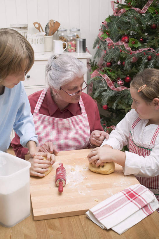 点心,牛奶,西方人,儿童,老年人,三个人,家庭,祖母,站,坐,笑,微笑,露齿笑,竖图,俯视,室内,白天,纯洁,植物,桌面,桌子,照明,欧洲,圣诞节,欧洲人,握,服装,节日,庆祝,装饰,环绕,缠绕,木制,彩灯,粉末,挂饰,围裙,眼镜,塑料,灯光,面粉,食品,圣诞树,案板,圣诞球,饮品,曲奇,营养,拿,粮食,拿着,扭头,注视,休闲装,文化,灯,盒子,球,砧板,树,树木,食物,饮料,小孩,衣服,绿色,自然,餐巾,木制品,容器,塑料制品,灯具,饼干,零食,观察,看,站着,转头,庆典,休闲,球体,温暖,温馨,一家人,休闲服,粉,可爱,童年,童趣,握着,服饰,花灯,生长,奶奶,成长,观看,纪念,祖孙,储藏,老花镜,华丽,修饰,照亮,农产品,点缀,和睦,察看,乳制品,照明设备,奶,牛乳,储存,关注,纠缠,曲奇饼,童真,曲奇饼干,烂漫,无邪,原材料,外婆,外孙女,外祖母,外孙,外孙子,衬托,美观,雅致,雅观,安神,粉状,远视眼镜,保洁方巾,口布,天真,老年女性,男孩,男人,男性,女孩,女人,女性,白种人,孩子,孙女,孙子,站立,坐着,半身,彩图,高角度拍摄,融洽,贮存,男生,女生