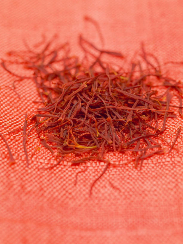 无人,竖图,俯视,室内,特写,白天,快乐,兴奋,热情,桌面,桌子,一堆,许多,阴影,堆叠,堆积,红色背景,朦胧,模糊,反射,木制,影子,调料,调味品,开放,调味料,藏红花,红色,木制品,健康,温暖,奔放,活力,积极,激情,摄影,朝气,影棚,堆,保护,暖色,吉祥,番红花,生命,饱满,西红花,革命,热烈,赤色,充实,斗志,喜气,主动,彩图,高角度拍摄,影棚拍摄,欢乐,拍摄