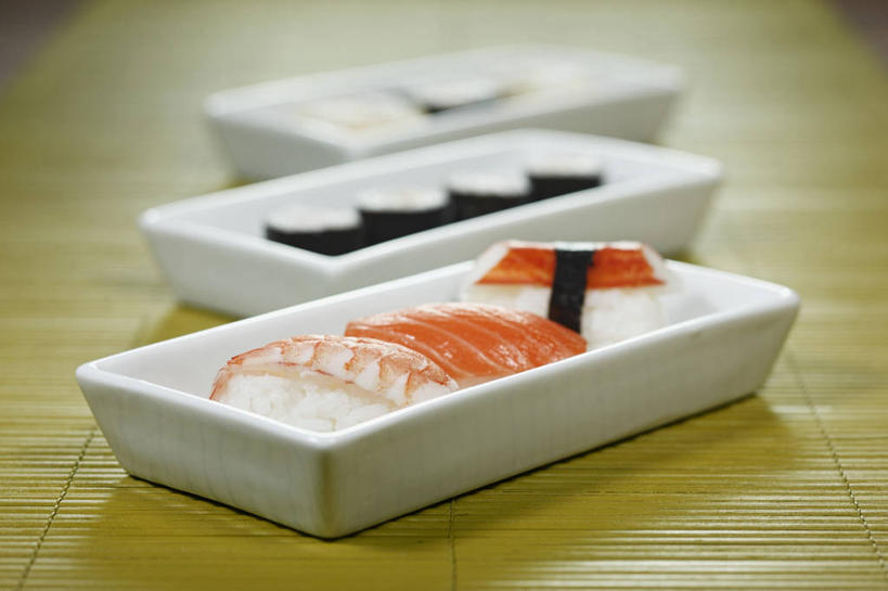 米饭,三文鱼,寿司,无人,横图,俯视,室内,特写,白天,烹饪,桌面,桌子,鲑鱼,一排,阴影,朦胧,模糊,整齐,反射,木制,影子,陶瓷,虾,日本料理,料理,食品,陶瓷制品,紫菜,饭,菜肴,美食,食物,排列,三个,绿色,木制品,容器,碗,日式料理,日式,佳肴,储藏,大马哈鱼,五谷,储存,队列,醋饭,斑节对虾,斑节虾,撒蒙鱼,萨门鱼,冰海之皇,鲑,马哈鱼,麻哈鱼,大麻哈鱼,日本对虾,竹节虾,四喜饭,加州卷,膜菜,索菜,坛紫菜,子菜,紫英,紫瑛,彩图,高角度拍摄,贮存