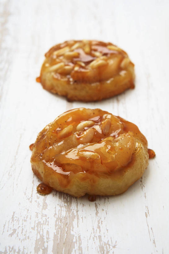 无人,竖图,俯视,室内,特写,白天,白色背景,桌面,桌子,梨,姜,蔬菜,水果,阴影,朦胧,模糊,新鲜,反射,木制,影子,生食,食品,果实,蔬果,松子,松子仁,食物,木制品,香梨,摄影,有机食品,绿色食品,影棚,松仁,止咳,止痛,松籽仁,解毒,发汗,温肺,温胃,行气,止呕,百辣云,生梨,生姜,老姜,彩图,高角度拍摄,影棚拍摄,拍摄,散寒