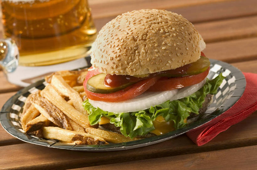 点心,面包,啤酒,无人,横图,俯视,室内,特写,白天,烹饪,西餐,餐桌,桌面,桌子,蔬菜,西红柿,杯子,餐具,阴影,朦胧,模糊,新鲜,反射,木制,碟子,盘,影子,生菜,莴苣,肉,芝麻,汉堡,牛肉,料理,食品,面点,酒类,菜肴,美食,肉类,玻璃制品,酒,食物,糕点,饮料,盘子,酒杯,木制品,啤酒杯,碟,快餐,西式,摄影,佳肴,有机食品,绿色食品,影棚,餐台,肉食,西式快餐,垃圾食品,小圆面包,脂麻,胡麻,白麻,巨胜子,春菜,鹅仔菜,莴仔菜,千金菜,油麻,叶用莴苣,玻璃杯,番茄,彩图,高角度拍摄,影棚拍摄,拍摄