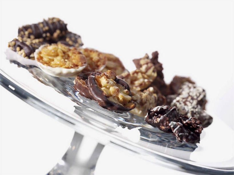 无人,横图,室内,特写,白天,白色背景,正面,桌面,桌子,餐具,玻璃,一堆,许多,阴影,堆叠,堆积,反射,木制,碟子,盘,影子,食品,糖,糖果,甜点,甜品,白巧克力,玻璃制品,食物,盘子,木制品,碟,甜食,巧克力,摄影,影棚,朱古力,堆,彩图,影棚拍摄,拍摄