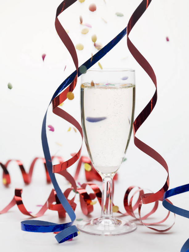 葡萄酒,无人,竖图,彩色,室内,特写,白天,白色背景,正面,奢侈,快乐,桌面,桌子,杯子,阴影,装饰,反射,木制,高脚杯,影子,纸屑,一杯,浪漫,玻璃制品,酒,饮料,酒杯,木制品,香槟,诱惑,摄影,影棚,五颜六色,华丽,修饰,碎纸,点缀,下降,降落,五彩缤纷,碎纸条,香槟杯,衬托,美观,雅致,雅观,气泡酒,起泡酒,汽酒,绚烂,降低,下跌,下落,五彩纸屑,玻璃杯,彩图,影棚拍摄,高兴,欢笑,拍摄