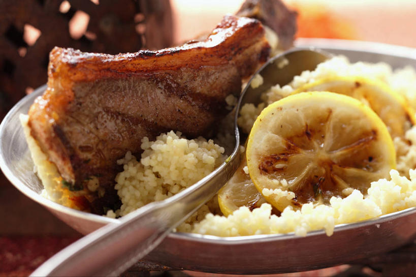 米饭,无人,横图,俯视,室内,特写,白天,烹饪,西餐,柠檬,水果,阴影,朦胧,模糊,新鲜,反射,影子,勺子,陶瓷,肉,生食,料理,食品,果实,陶瓷制品,饭,羊肉,菜肴,美食,肉类,食物,一个,容器,调羹,汤匙,碗,西式,佳肴,有机食品,绿色食品,单个,储藏,五谷,储存,肉食,益母果,柠果,彩图,高角度拍摄,贮存