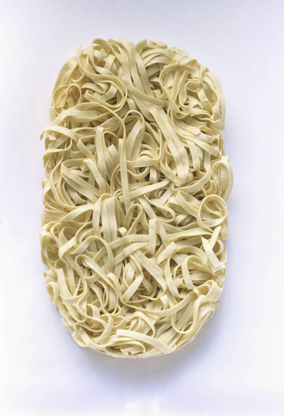 面食,面条,意大利面,无人,竖图,俯视,室内,特写,白天,白色背景,西餐,桌面,桌子,许多,阴影,环绕,缠绕,反射,木制,影子,面,料理,食品,食物,木制品,西式,摄影,影棚,纠缠,彩图,高角度拍摄,影棚拍摄,拍摄