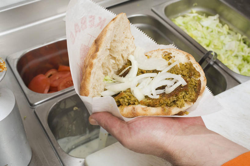 点心,面包,西方人,手,一个人,捧,横图,俯视,室内,特写,白天,烹饪,西餐,蔬菜,洋葱,金属制品,欧洲,欧洲人,仅一个男性,仅一个人,服装,新鲜,金属,包装,包装纸,纸,三明治,料理,食品,面点,纸张,休闲装,菜肴,美食,食物,糕点,仅一个年轻男性,衣服,容器,碗,快餐,休闲,手部,休闲服,西式,服饰,佳肴,有机食品,绿色食品,储藏,单手,包装材料,牛皮纸,储存,玉葱,西式快餐,皮塔饼,三文治,口袋面包,男人,男性,年轻男性,白种人,圆葱,洋葱头,球葱,葱头,端,端着,捧着,手捧,半身,彩图,高角度拍摄,贮存