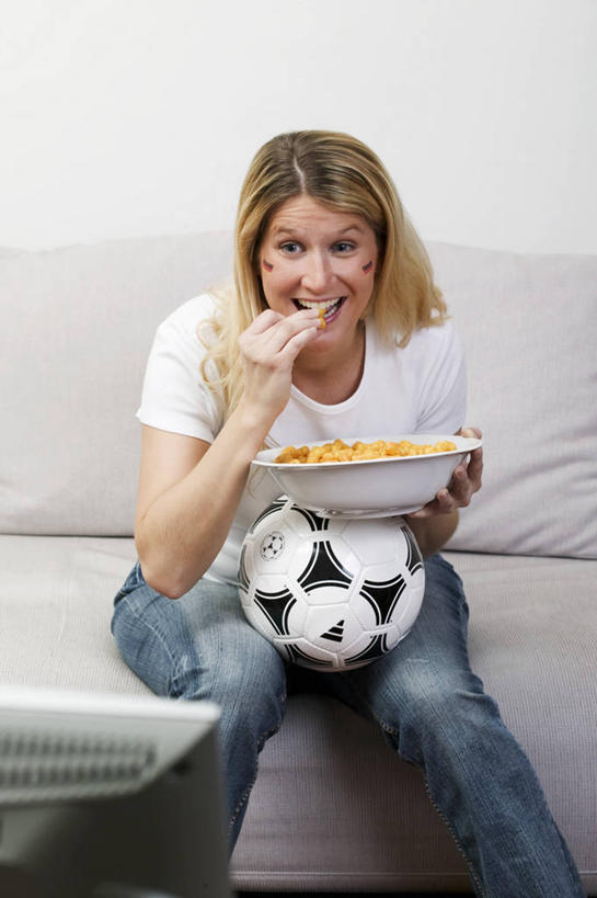 点心,西方人,一个人,客厅,坐,笑,吃,微笑,露齿笑,竖图,室内,白天,正面,足球,沙发,欧洲,欧洲人,仅一个年轻女性,仅一个女性,仅一个人,握,服装,裤子,陶瓷,墙,食品,陶瓷制品,足球装备,拿,拿着,注视,牛仔裤,休闲装,运动器械,墙壁,墙面,食物,衣服,白色,容器,碗,零食,观察,看,休闲,休闲服,健身器械,爆米花,握着,服饰,观看,储藏,察看,起居室,储存,关注,健身器材,布艺沙发,垃圾食品,膨化食品,蹴鞠,零嘴,客堂,足球运动,年轻女性,女人,女性,白种人,嚼,食,坐着,半身,彩图,贮存,运动器材