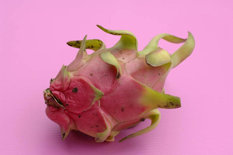 无人,横图,俯视,室内,特写,白天,桌面,桌子,水果,阴影,粉色背景,新鲜,反射,木制,影子,生食,食品,果实,火龙果,食物,一个,红色,木制品,青龙果,摄影,有机食品,绿色食品,影棚,单个,彩图,高角度拍摄,影棚拍摄,拍摄