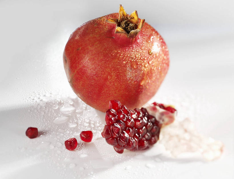 无人,横图,俯视,室内,特写,白天,白色背景,桌面,桌子,石榴,水果,一堆,许多,阴影,堆叠,堆积,朦胧,模糊,新鲜,反射,木制,影子,生食,食品,果实,食物,木制品,摄影,有机食品,绿色食品,影棚,堆,涂林,若榴,金罂,金庞,丹若,安石榴,彩图,高角度拍摄,影棚拍摄,拍摄